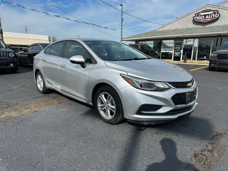 Photo 1 of 2017 Chevrolet Cruze LT Sedan 4D